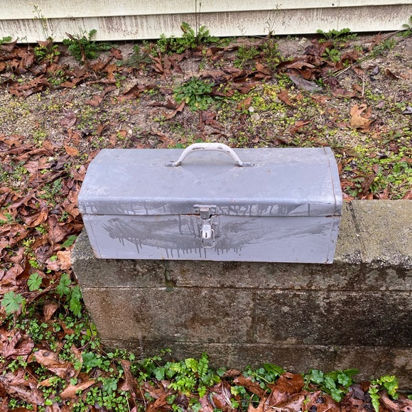 Metal box - Picture 1 of 2